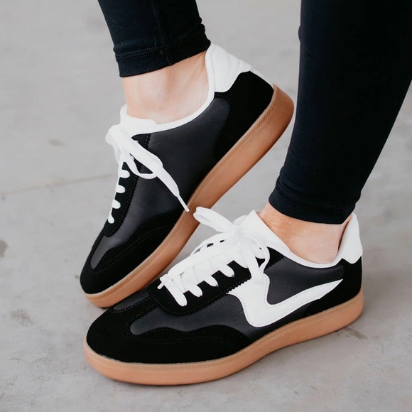 La Sheelah Modern White Stripe Detail Sneaker Size 9 Black Lace Up Round Toe - Picture 1 of 12